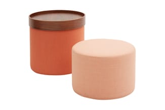 Twee ronde poefjes: één koraalrood met houten rand en deksel, één lichtbeige met houten bovenkant.