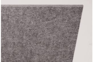 Grijze akoestische wandpaneel met gemeleerde textuurtextiel, trapeziumvormig geplaatst tegen witte wand.