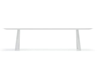 Witte vergadertafel met rechthoekig blad en twee trapeziumvormige poten, frontaal gefotografeerd tegen witte achtergrond.