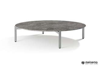 Ronde lage salontafel met grijs betonlook blad en grijs metalen onderstel, vier poten.