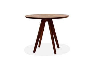 Ronde tafel met donkerbruin houten blad en vier donkerbruine poten, op lichte ondergrond.