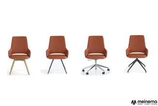 Vier terracotta stoelen met verschillende voetsoorten: houten poten, zwarte poten, zilveren wieltjes en zwarte draaipoten.