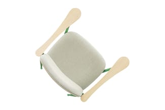 Draaibare stoel met beige linnen zitting, houten armleuningen en groene accenten, bovenaanzicht.