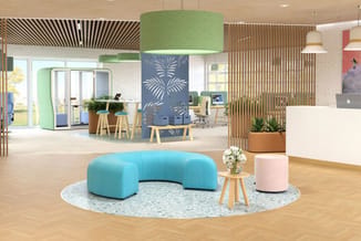 Modern kantoorruimte met turquoise gebogen bank, groene hanglamp, houten vloer, blauwe accent-paneel en houtfineer scheidings