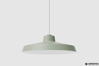 Groene hanglamp met schaal- en industriële vorm, witte binnenkant, grijs ophanging snoer.