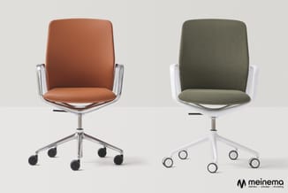 Twee kantoordraaistolen met wielen: links oranje leren uitvoering met chromen frame, rechts groen gestoffeerde variant met wi