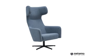 Blauwe draaibare fauteuil met hoge rugkuip en zwart kruispootonderstel, moderne zitmeubel voor kantoor.