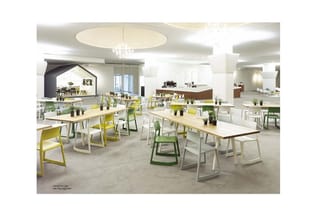 Modern kantoor met rechthoekige tafels, gele en groene stoelen, witte plafondonderdelen en ronde verlichting boven.