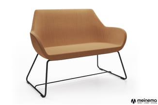 Loungebank met bruin gestoffeerde zitting en rugkussen, zwart stalen sled-onderstel, tweezits uitvoering.