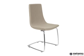 Grijsbeige stoel met hoog rugleuning op chromen sled frame, moderne kantooruitvoering tegen witte achtergrond.