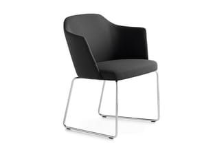 Zwarte stoel met gevoerde zitting en rugleuning, chromen sledepoten, modern design met armleuningen.