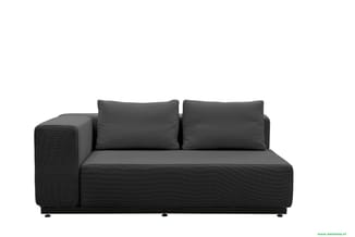 Grijze bank met chaise longue links, twee rugkussens, zitdiepte en zwarte poten op witte achtergrond.
