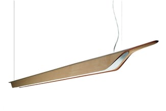 Houten hanglampe met gebogen lijnvormig design, natuurlijke houtkleur en witte binnenafwerking, aan draad opgehangen.