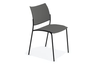 Grijze bezoekersstoel met zwart metalen frame, gebogen zitting en rugleuning, zonder armleuningen.