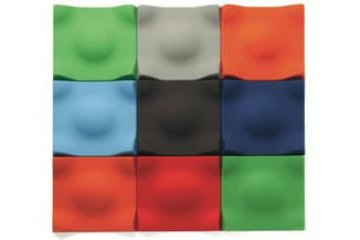 Negen kleurige akoestische panelen in 3x3 raster: groen, grijs, oranje-rood, lichtblauw, zwart, donkerblauw, rood-oranje, roo