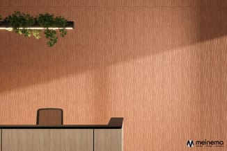 Modern kantoor met terracotta geribbelde wand, lichte houten bureau met zwarte stoel, hangend groen en lineaire verlichting.
