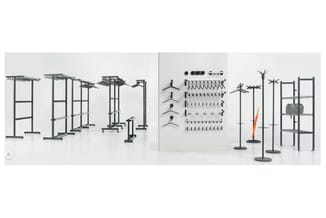 Modular trainingsomgeving met grijs stalen frames, hangrek met accessoires, staanders voor fitnessmaterialen en opbergkasten.