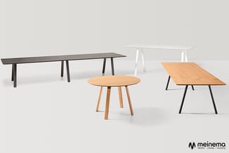 Vijf vergadertafels in verschillende stijlen: donkere tafel met trapeziumvormige poten, rond houten tafel met houten poten, r