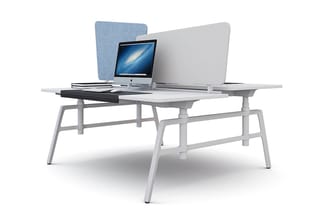 Modern werkplekbureau met witte tafelblad en grijze aluminium frame. Met blauwe en grijze akoestische schermen, iMac-computer