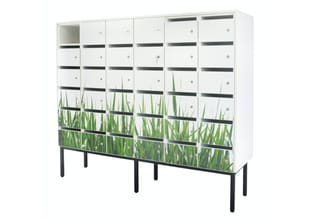 Witte kastenwand met 6 kolommen en 7 rijen, zwarte horizontale strips en grasprint op onderste panelen, op zwarte poten.