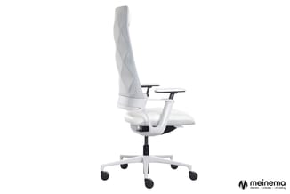 Witte ergonomische bureaustoel met hoge rugleuning, gaasstructuur, zwarte armleuningen en wielen, op witte basis tegen witte