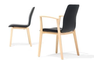 Houten stoelen met zwart zitgedeelte, één zonder en één met armleuningen, zijkanten- en voorkant aanzicht.