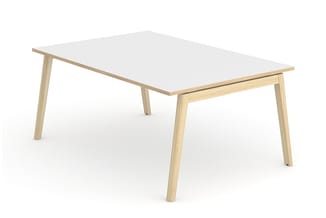 Rechthoekige vergadertafel met wit blad en naturel houten poten op vier steunpunten, aanzicht van schuin rechts.