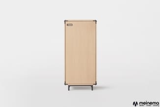 Houten kast met donkergrijze metalen frame en poten, rechthoekige vorm, staande positie tegen lichte achtergrond.