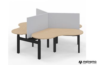 Twee houten ergonomische werkbladen met zwart onderstel, gescheiden door grijze akoestische schermen in een kantoorconfigurat