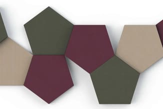 Vijf pentagons in groen, beige en bordeaux, gerangschikt in een rij als modulaire akoestische elementen.