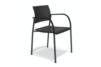 Zwarte stapelstoel met armsteunen, kunststof zitting en rugleuning, stalen frame, vooraanzicht tegen witte achtergrond.