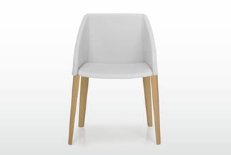 Moderne stoel met wit gestoffeerde zitting en rugleuning, naturel houten poten, frontaanzicht.