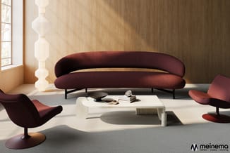 Moderne woonkamer met bordeauxrode gebogen sofa, zwarte poten, bijpassende swivel fauteuils, witte salontafel en witte hangla