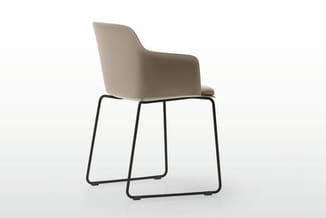 Beige stoel met armleuningen en zwart metalen sledes onderstel, tegen witte achtergrond.