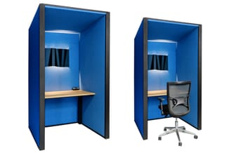 Twee blauwe akoestische werkcelten met zwarte frame. Linkscelle met houten plank, rechtscelle met zwarte bureaustoel.