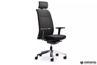 Zwarte ergonomische bureaustoel met netbespanning, verstelbare armleuningen, hoofdsteun en verchroomd onderstel met wielen.