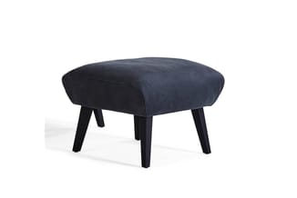 Zwarte poef met donkerblauwe stof en vier zwarte houten poten, vierkante zitting, vrijstaand tegen witte achtergrond.