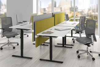 Modern kantoorsetting met twee witte bureaus, gescheiden door gele akoestische schermen, grijze ergonomische bureaustoelen, z