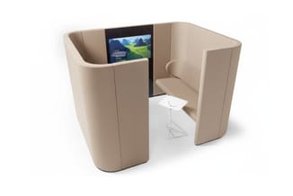 Beige belcel met gesloten zijwanden, geïntegreerd scherm met landschapsafbeelding, enkele stoel en wit tafeltje voor twee per