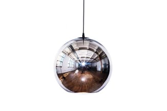 Hangende glazen bolpendel met spiegelend oppervlak, zilverkleurig frame en zwart snoer in moderne kantoorruimte.