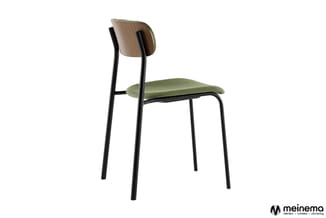 Moderne stoel met zwart metalen frame, groen gestoffeerde zitting en gebogen houten rugleuning in natuurtint.