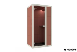 Belcel met terracotta gekleurde wanden, wit frame, glazen deur en donker interieur voor privacygesprekken.