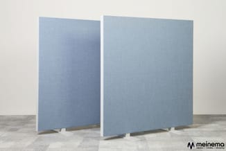 Twee blauwe akoestische scheidingswanden rechthoekig met witte voeten, staande op betonvloer tegen witte muur.