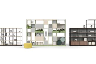 Drie modulaire kasten in verschillende kleuren en afwerkingen: zwart metaal, natuur/groen, en zwart met houten fronten. Gevul