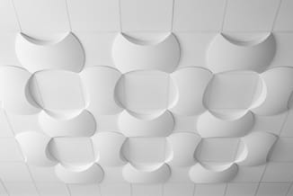 Witte akoestische panelen aan plafond, rond design, geplaatst in raster voor geluidsdemping in kantoor.
