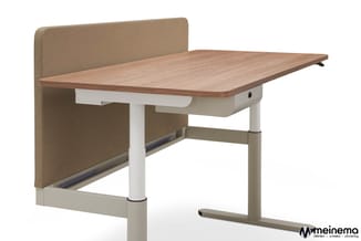 Wit bureau met houten blad en beige akoestische scheidingspaneel, modern design met metalen onderstel.