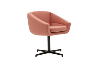 Roze gestoffeerde loungestoel met zwart kruis onderstel, modern design, geïsoleerd op witte achtergrond.