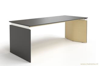 Strak bureau met donkergrijs blad en zwarte linkerzijde, aangevuld met licht houten rechterzijde in moderne vorm.