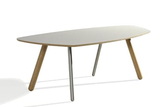 Moderne vergadertafel met ovale grijs blad, houten poten in naturel en stalen middensteun.