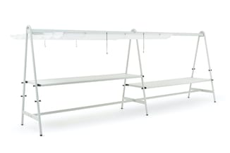 Wit metalen hangrek met twee trapeziumvormige frames, twee horizontale legplanken, ophangstang bovenaan en draadverbindingen.